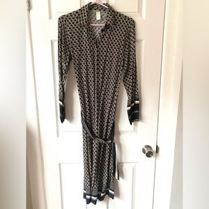 Elegant Black, White, and Tan/Gold Chain-link Patterned Dress